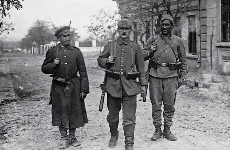 Патруль в составе болгарского, немецкого и турецкого солдат в Констанце, Румыния, 1916 г.