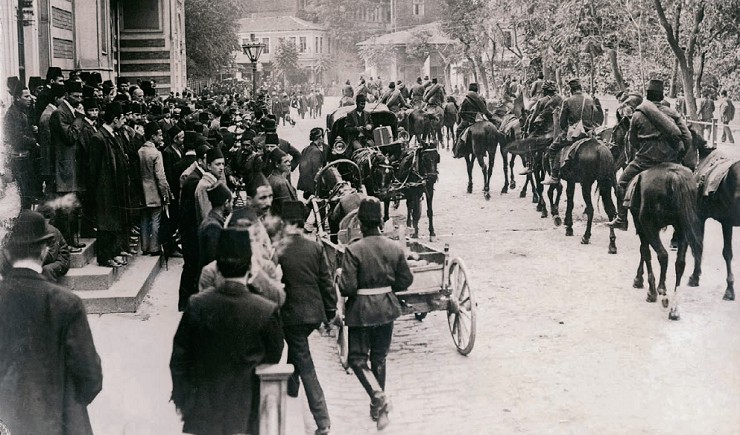 Турецкие артиллеристы в фесках, от которых армия вскоре отказалась, во время парада в Константинополе (ныне Стамбул) 30 октября 1914 г. 