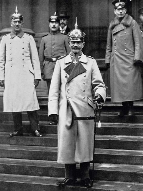 Кайзер Германии Вильгельм II (на переднем плане) со свитой. 1914 г.