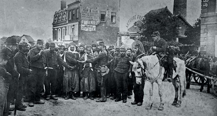 Французские солдаты общаются с бойцами колониальной алжирской кавалерии после Битвы на Эне, сентябрь 1914 г.