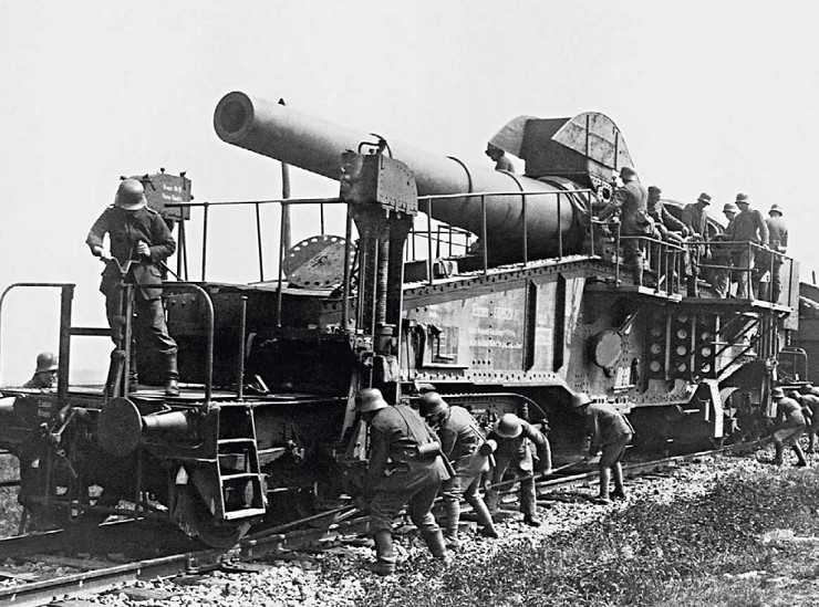 Одно из германских железнодорожных орудий, транспортируемое на специально разработанных платформах и ведущее с них огонь
