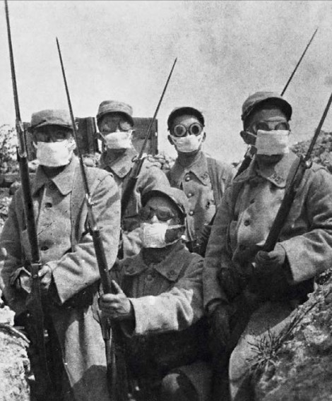 Французские солдаты в 1915 г. в противогазных масках одного из самых ранних образцов