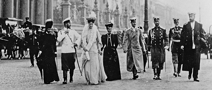 Русский царь Николай II и его супруга Александра направляются в Думу, 1906 г.