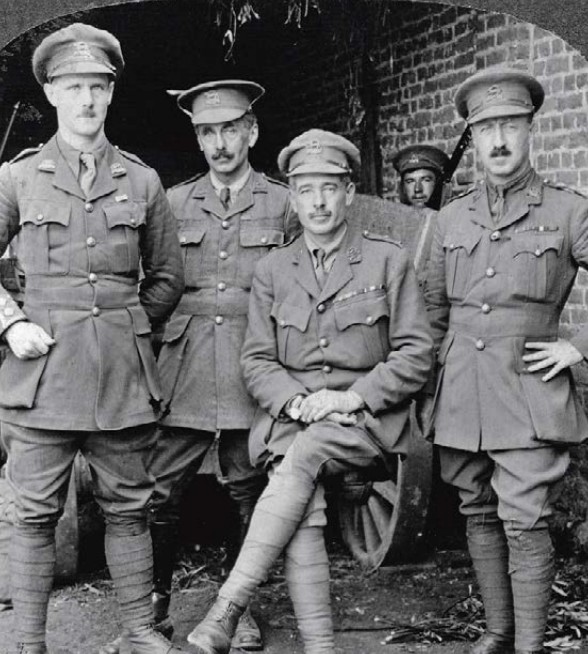 Группа британских офицеров, включая кавалера Креста Виктории лейтенанта Уолтера Лоррена Броди (первый слева) демонстрирует, как должна выглядеть военная униформа