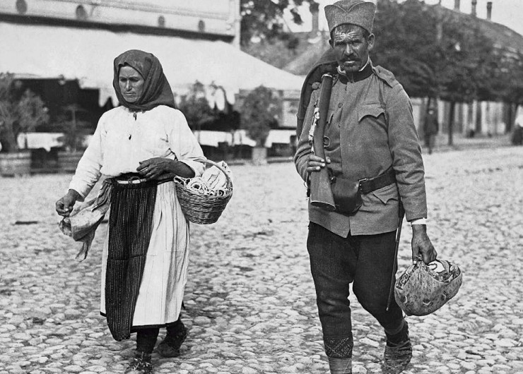 Сербская женщина провожает мужа на фронт летом 1914 г.