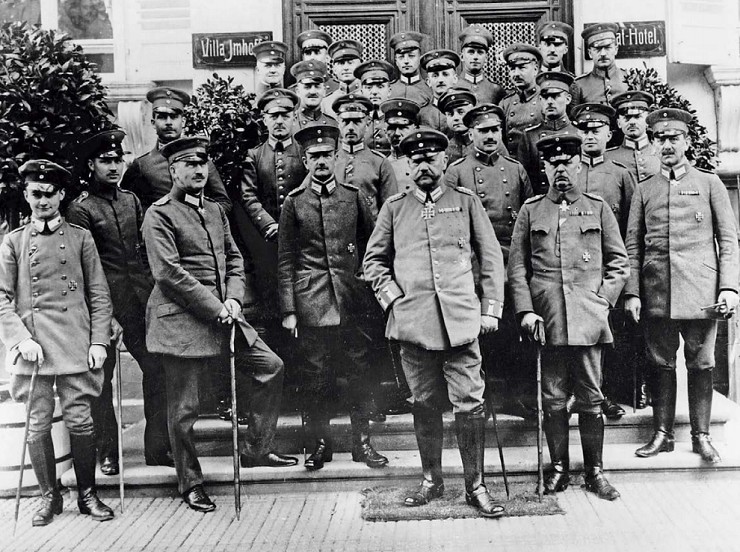 Германский генерал-фельдмаршал фон Гинденбург (в центре на переднем плане) во главе своего штаба. Справа от него — генерал Эрих Людендорф