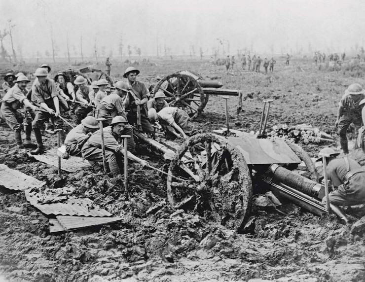 Британские артиллеристы вытаскивают орудие из грязи в превратившейся в пустыню Фландрии, 1916 г.