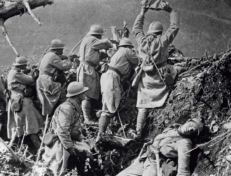 Французские солдаты бросают большие камни, пытаясь сбить немцев с позиций, расположенных ниже на склоне холма, 1916 г.