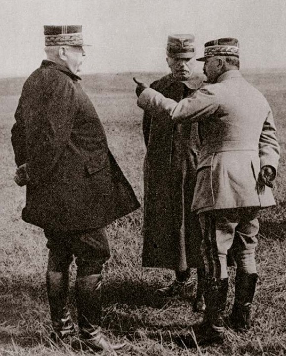 Французский генерал Франше д´Эспере (слева), начальник Генерального штаба вооруженных сил Италии генерал Луиджи Кадорна (в центре) и командующий французскими войсками на Западном фронте генерал Жозеф Жоффр (справа), 1916 г.