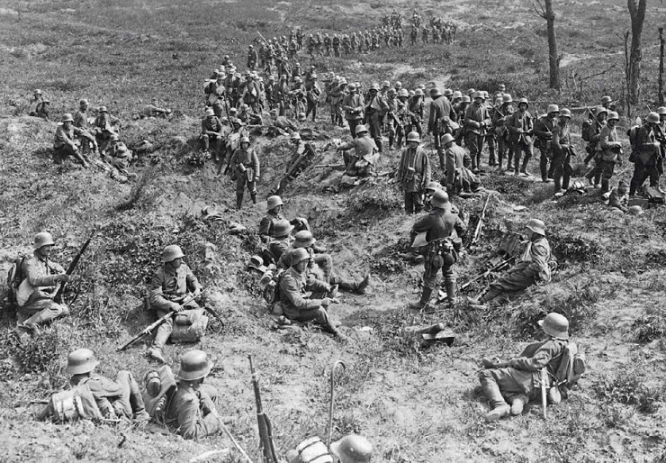 Немецкие войска совершают переход через знаменитый хребет Шмен-де-Дам по пути из Суассона в Краон, в сторону линии фронта на реке Эна, 1917 г.