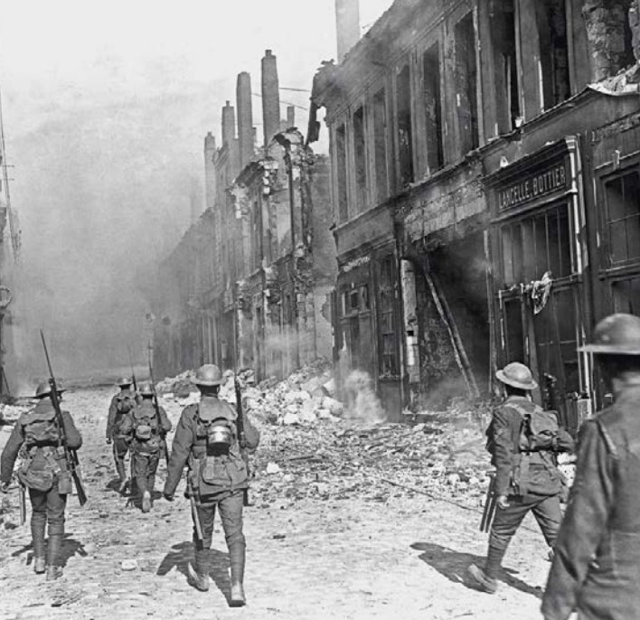 Патруль солдат Северо-Ланкаширского полка проходит через развалины города Камбре, ноябрь 1917 г.