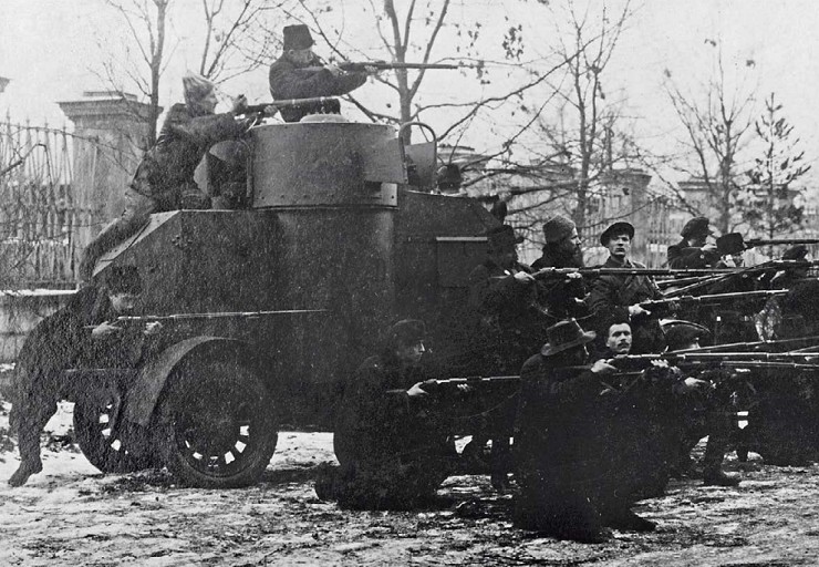 Красногвардейцы ведут огонь с броневика в первые дни революции. Москва, ноябрь 1917 г.