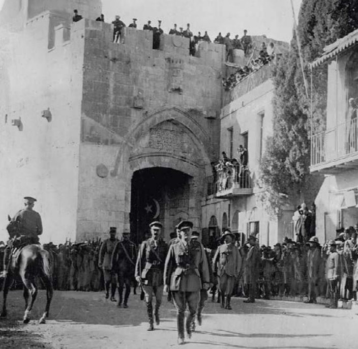Генерал Алленби пешком входит в Иерусалим через Яффские ворота. Декабрь 1917 г.