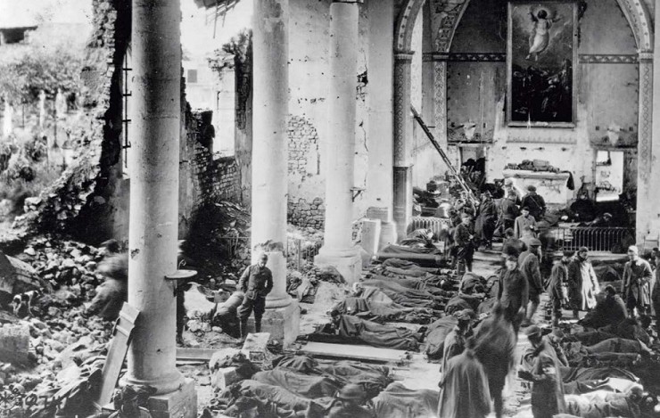 Раненые размещены в разрушенной церкви на севере Франции, 1918 г.