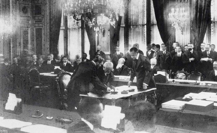 Жорж Клемансо (премьер-министр Франции) подписывает Версальский договор 28 июня 1919 г., ровно через пять лет после убийства Франца Фердинанда
