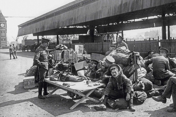 Британские солдаты на набережной в Руане по прибытии во Францию, 1914 г.