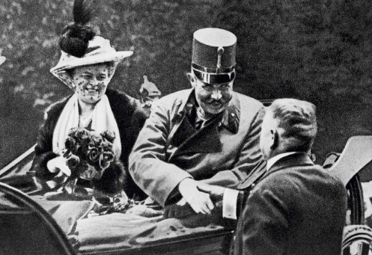 Эрцгерцог Франц Фердинанд с супругой Софией проезжают по улицам Сараева за час до их убийства Гаврило Принципом