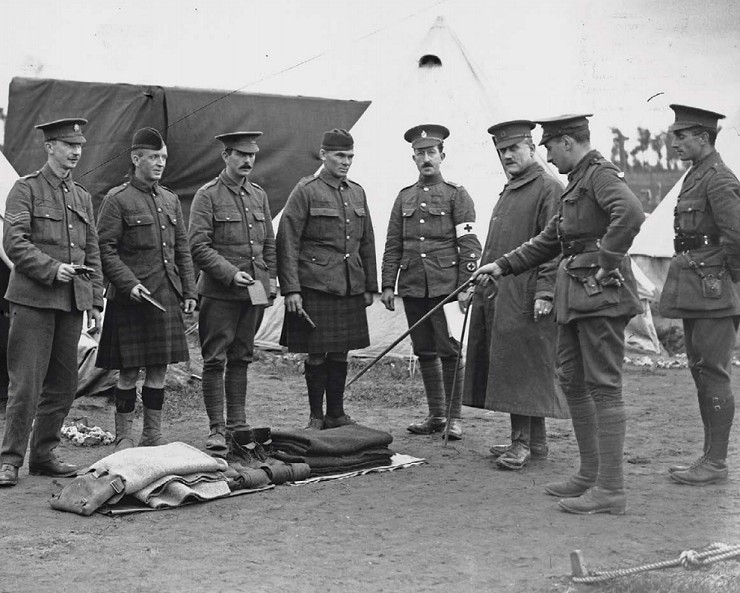 Осмотр обмундирования и снаряжения в хайлендерском полку британской армии, сражавшемся на Западном фронте, 1916 г.