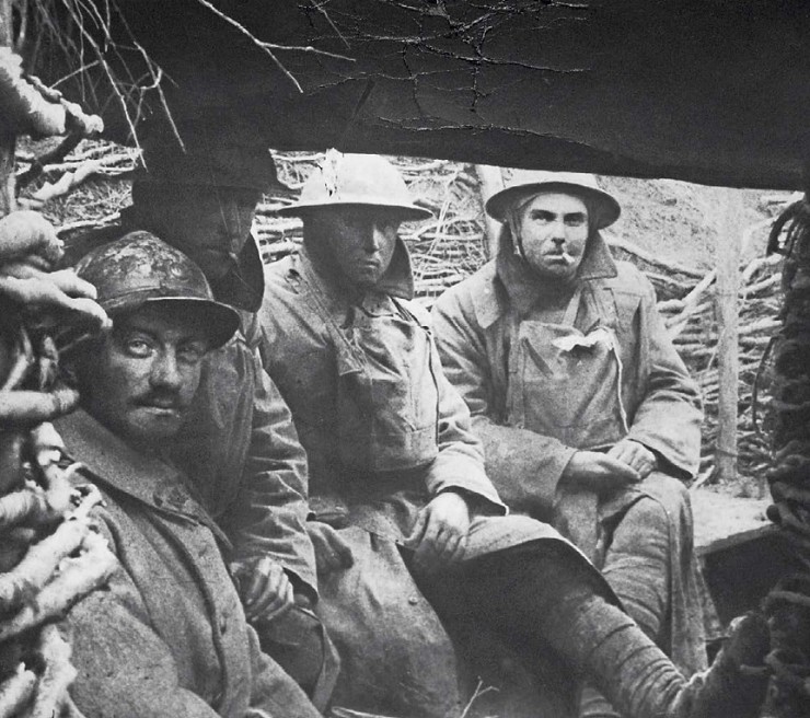 Британские и французские солдаты делятся сигаретами в окопах на Западном фронте, 1916 г.