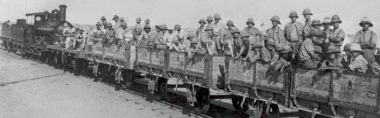 Личный состав британских войск в Палестине направляется на передовую в открытых платформах по узкоколейной железной дороге