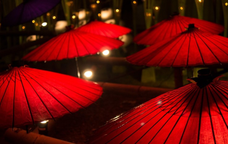 Красочные зонты – спасение от жары