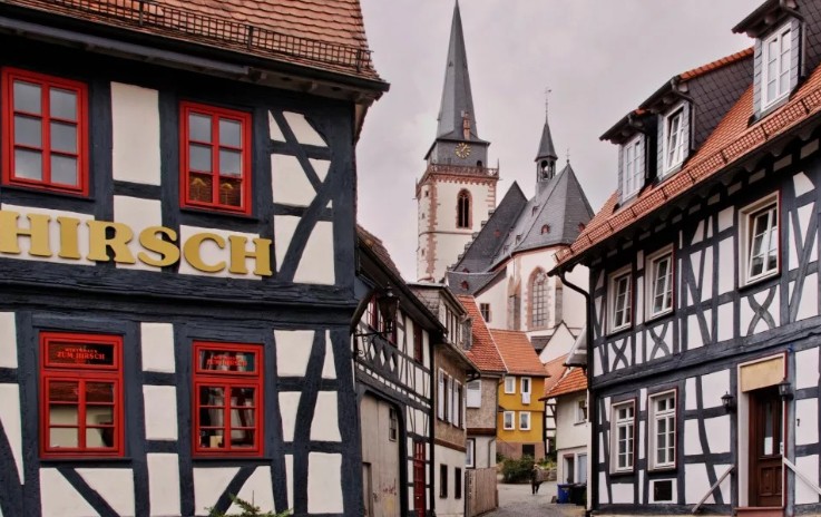 Узкие улочки с фахверковыми домами в Германии