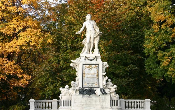 памятник Моцарту