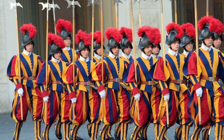 Солдаты Швейцарской гвардии охраняют Ватикан