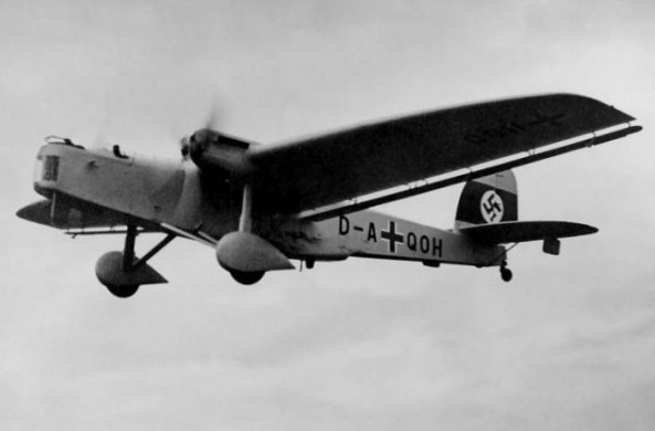 «Юнкерс» Ju-52/Зm (1931 г. Германия), буксирующий планер DFS 230 (1937 г. Германия)