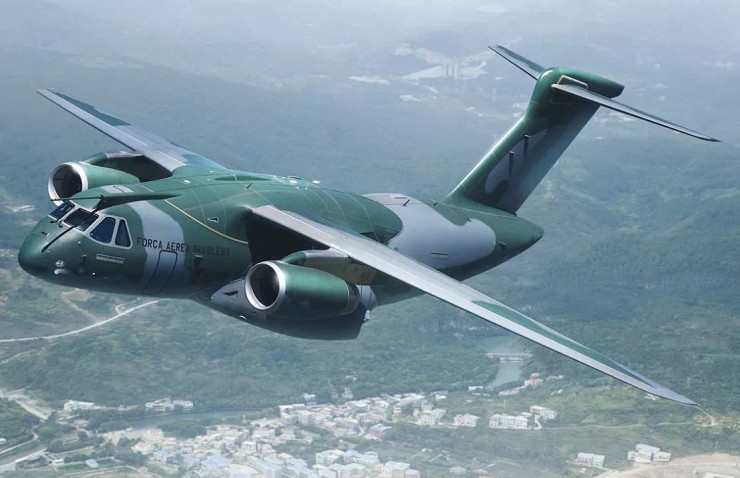 Транспортный самолет KC-390. Бразилия. 2015 г.