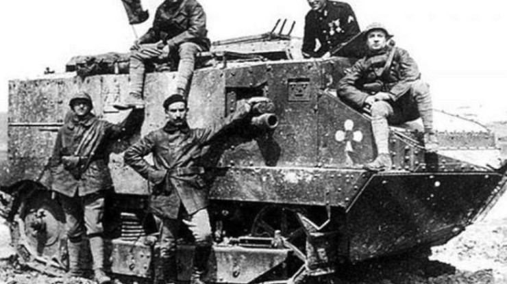 Танк «Шнейдер» с экипажем. Франция. 1918 г.