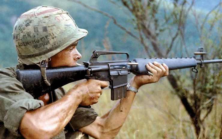 Американский солдат с винтовкой М16 во Вьетнаме