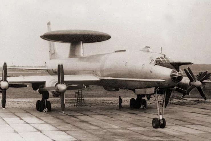 Ту-126 – самолет ДРЛОиУ с радиотехническим комплексом «Лиана». СССР. 1962 г