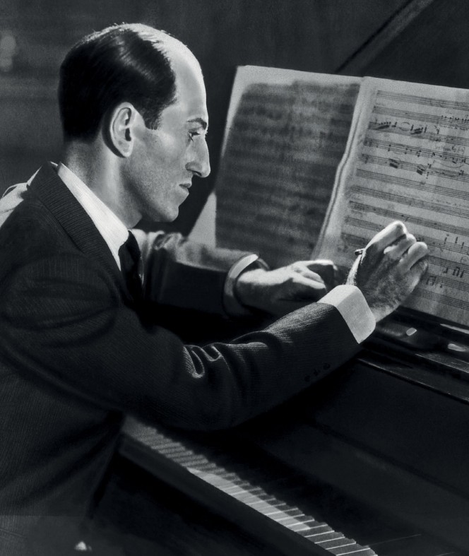 Гершвин сочиняет музыку за роялем, ок. 1935