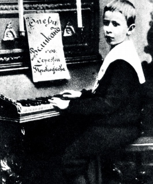 Сергей Прокофьев в возрасте девяти лет за роялем с партитурой своей оперы «Великан»