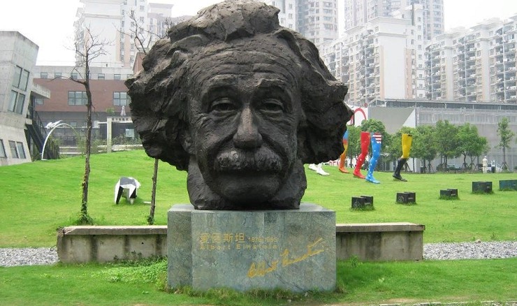 Скульптура Альберта Эйнштейна в Китае
