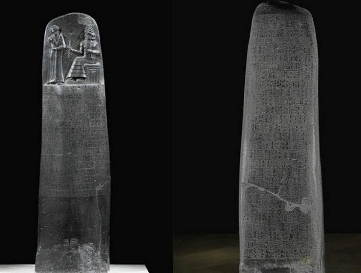 Стела с Кодексом Хаммурапи — конусообразный монумент из диорита или базальта. Высота его — 2,25 м, а вес — 4 т