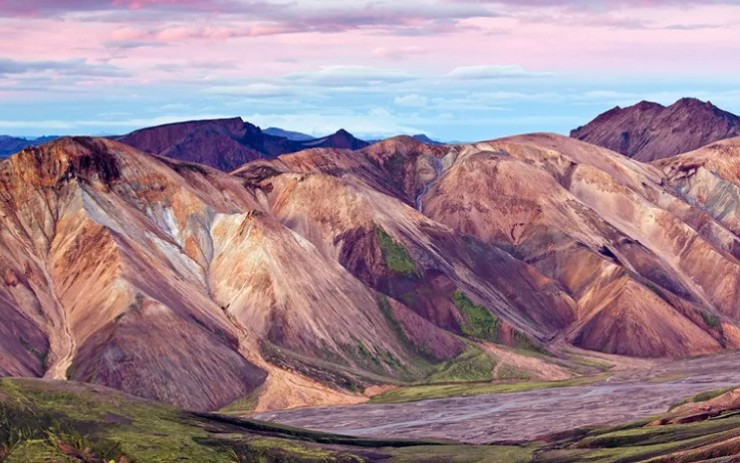 Красочные виды долины риолитовых гор Ландманналёйгар