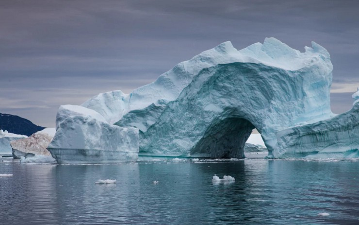 Ледяная арка-айсберг в Гренландии