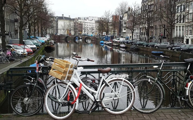 Каналы и велосипеды — две визитные карточки Амстердама