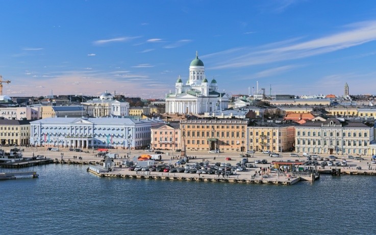 Панорамный вид на Рыночную площадь и собор Святого Николая в Хельсинки