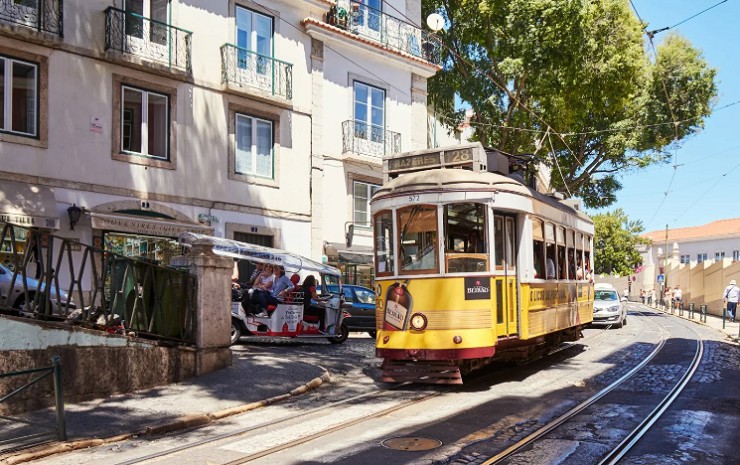 Знаменитая достопримечательность Лиссабона — старинный трамвай № 28