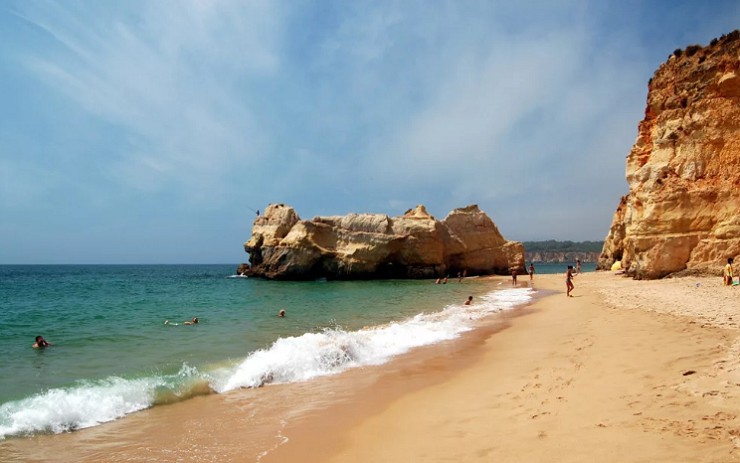 Один из самых известных и живописных пляжей Португалии - Прайя-да-Роша 