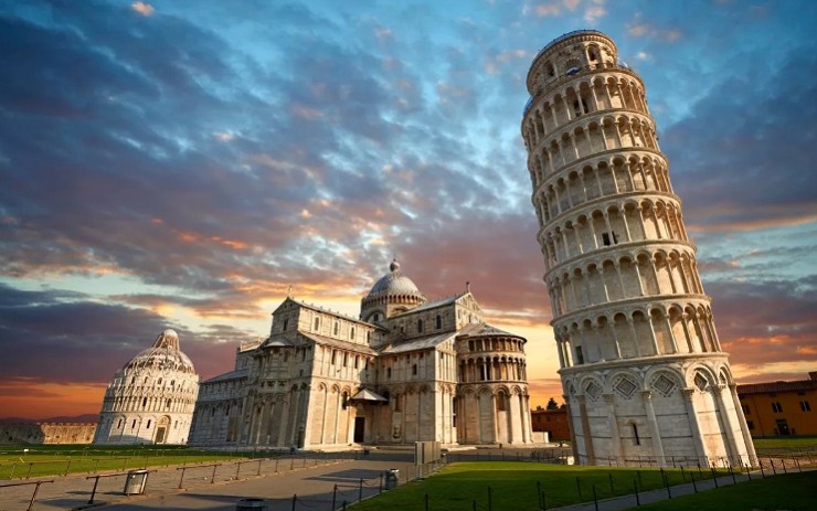 Одна из достопримечательностей Тосканы — падающая башня в Пизе