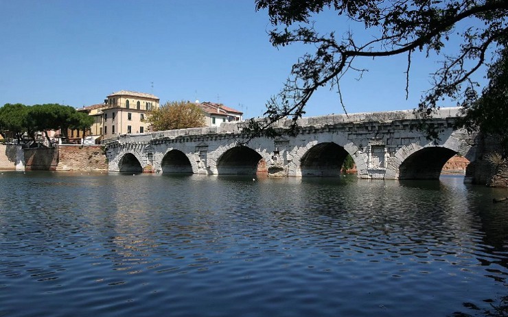 Вид на древнеримский мост Тиберия в Римини