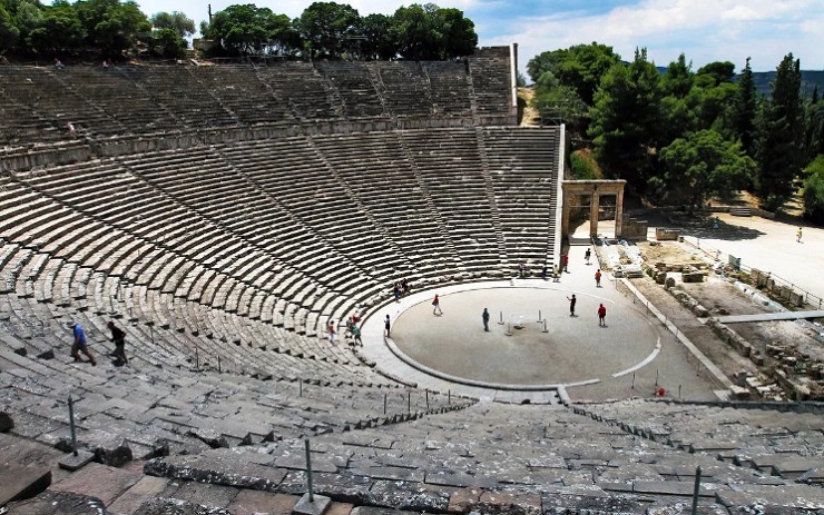 На сцене древнегреческого амфитеатра в Сиракузах до сих пор проводят представления
