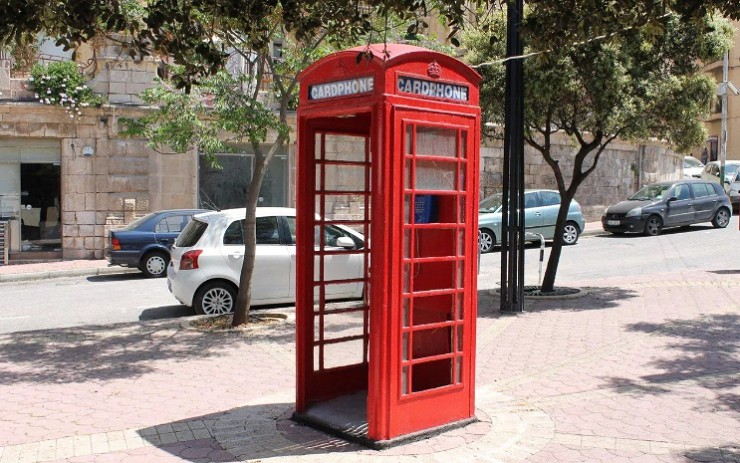 О том, что Мальта в прошлом была британской колонией, напоминают красные телефонные будки