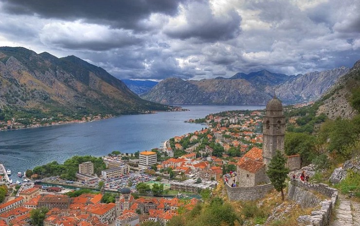 На берегах Которского залива расположены древние города Черногории