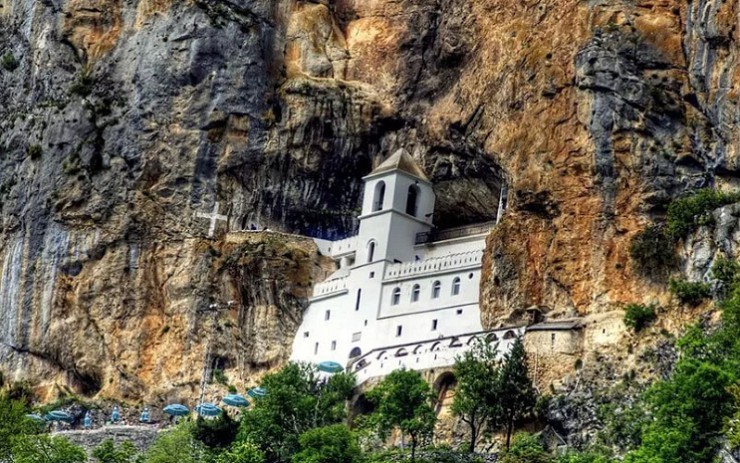  Острожский монастырь привлекает множество паломников