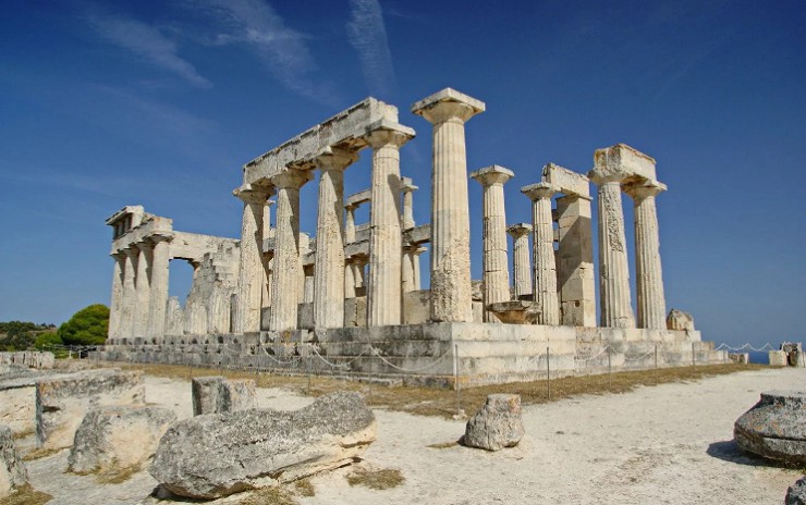  Вид на руины храма Афины Афайи на острове Эгина